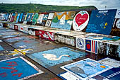 Azzorre, Isola di Faial - Il porto di Horta, i coloratissimi murales dipinti dai velisti nelle loro traversate atlantiche. 